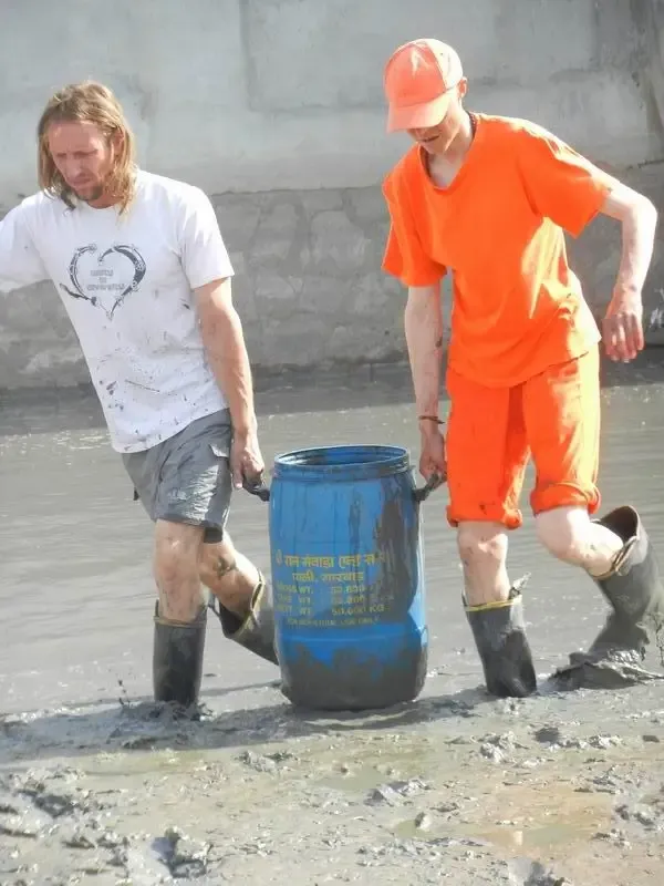 rescuing-water-animals-from-the-drying-out-talab-in-jadan-ashram bodyImage